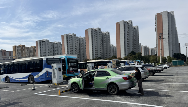 11.1临湖公交充电站正式投入使用.png