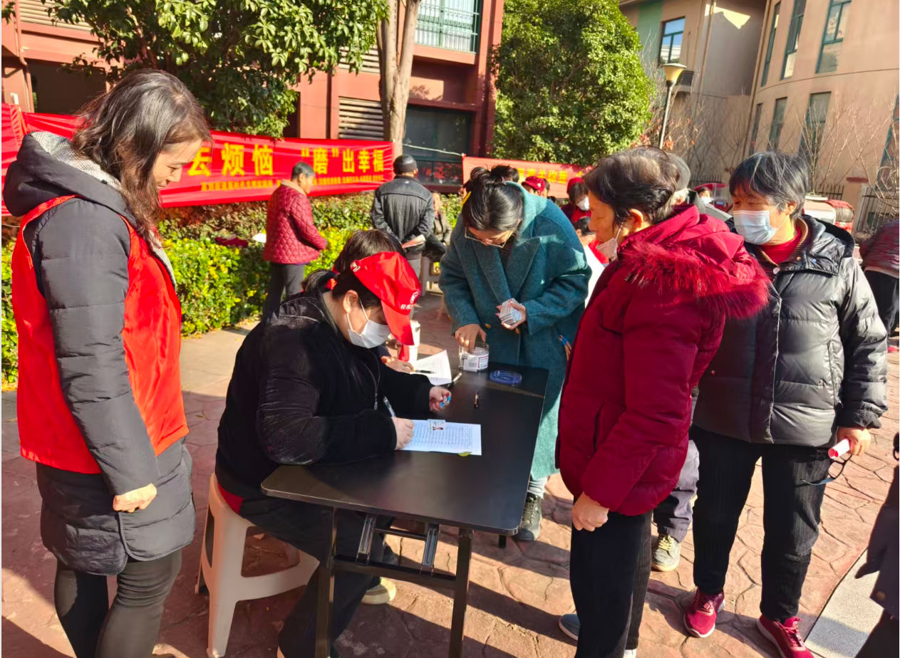 12.5暖心服务进社区,助力老年人办卡.png